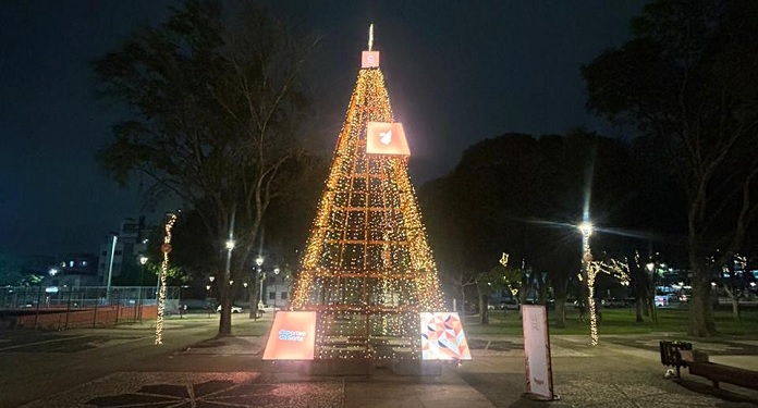 Com apoio do Esportes da Sorte Athetico PR promove acao para enfeitar praca para o Natal