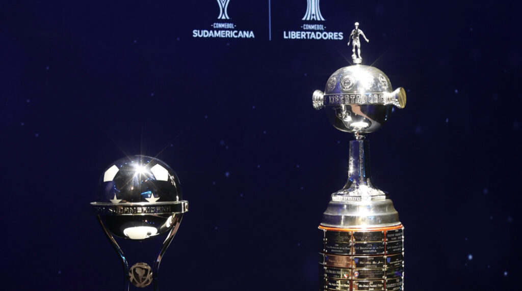 Libertadores y Sudamericana trofeos