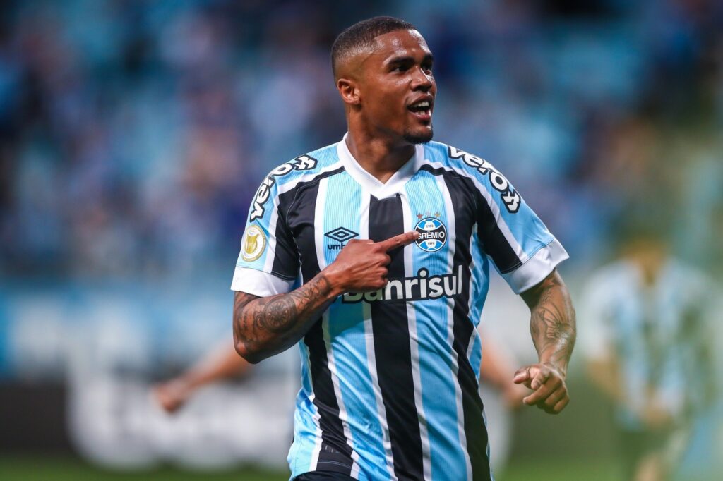 imagem noticias douglas costa 2