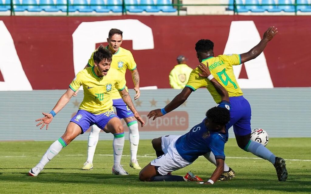 Brasil e Equador vao empatando em 0 a 0 no Estadio Brigido Iriarte. No primeiro tempoa Selecao Brasileira teve boas chances de abrir o placar com @endrick e @khellvensilva. @jo.marconne CBF