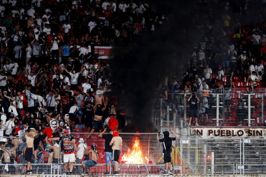 Supercopa do Chile em Chamas: Violência e Interrupção Marcam o Jogo