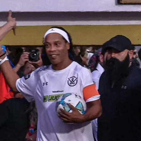 Ronaldinho manifesta suporte a Neymar e aponta predileto ao Globo dênis.