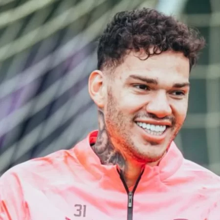 Ederson recebe onda de mensagens de adeptos do Arsenal após divulgação de seu contato telefônico