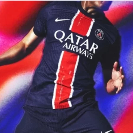 Marquinhos é a estrela do lançamento do novo manto do PSG sem Mbappé