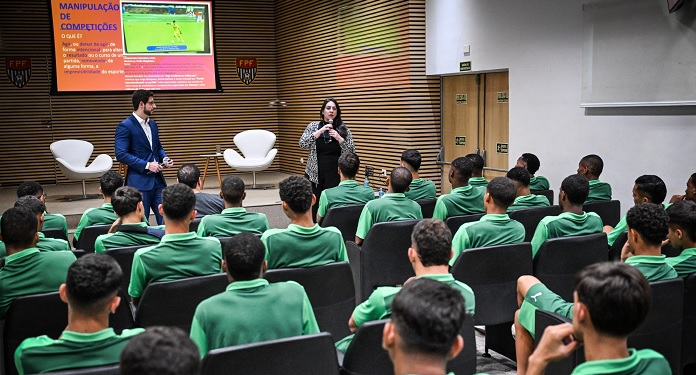 Equipe de base do Palmeiras participa de palestra sobre manipulacao de resultados