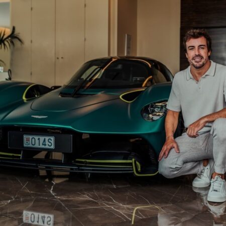 Fernando Alonso Recebe o Exclusivo Aston Martin Valkyrie em Mônaco